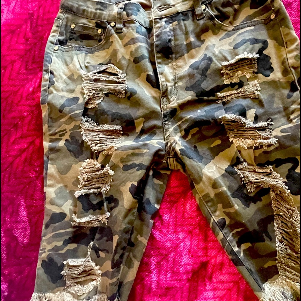 Distressed Army print capri 🩳 shorts